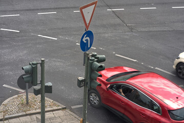 A traffic light at the intersection.