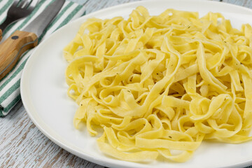 assiette de pâtes tagliatelles, en gros plan