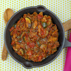 ratatouille dans une poêle en fonte, en gros plan	