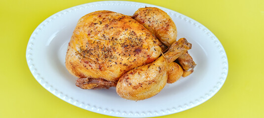 poulet rôti, en gros plan, isolé sur un fond jaune