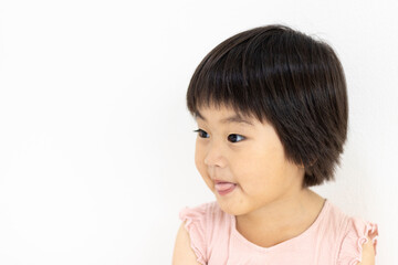 舌を出すショートヘアの女の子の横顔（3歳、日本人）