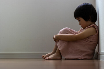 部屋の隅で落ち込む女の子（3歳、日本人）