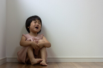 部屋の隅で泣く女の子（3歳、日本人）