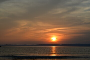 情緒的な夕空（日本海の日没）