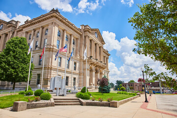 Obraz premium Huntington Courthouse with Columns and Flags on Sunny Day