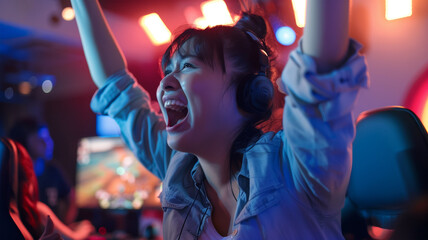 eスポーツ大会の勝利を喜ぶ日本人女性プロゲーマー