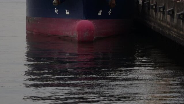 港に泊まる船の船体と水面の風景