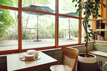 おしゃれなカフェの店内風景