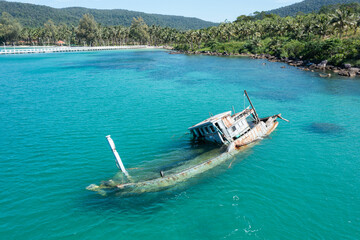 Obraz premium Sinking fishin in shallow water near coast aerial view