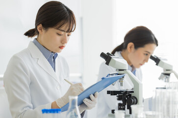 白衣の女性