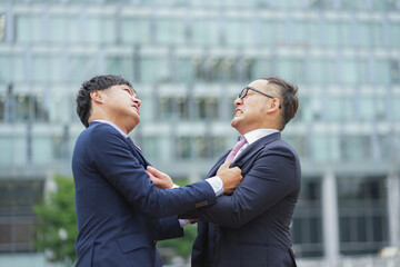 争うビジネスマン