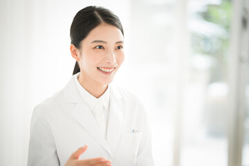 白衣を着た女性が