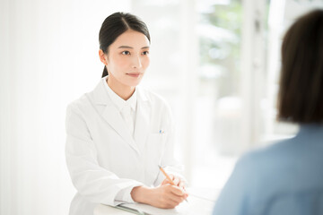 白衣を着た女性