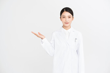 白衣を着た女性