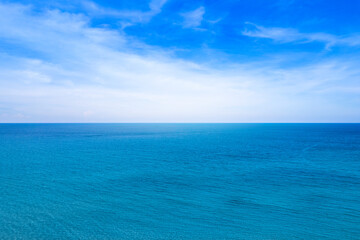 Obraz premium Ocean sea background and the clear sky For summer vacation ideas Nature of summer sea water with sunlight The sea sparkles against the blue sky 