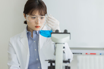 白衣の女性