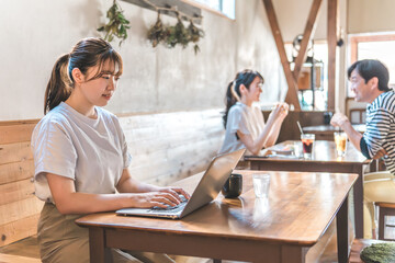 カフェ・飲食店で勉強・レポート・論文作成をする大学生・女子大生
