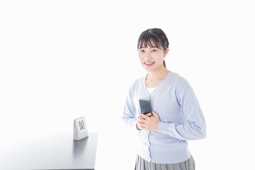 キャッシュレス決済をする若い女性