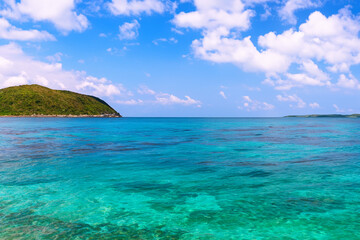 Naklejka premium island and ocean background