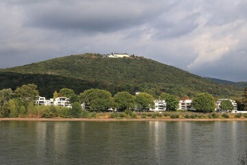 Blick von der Stadt Bonn über den Rhein
