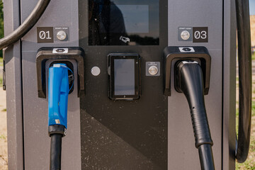 Ładowanie auta elektrycznego © rozentuzjazmowany