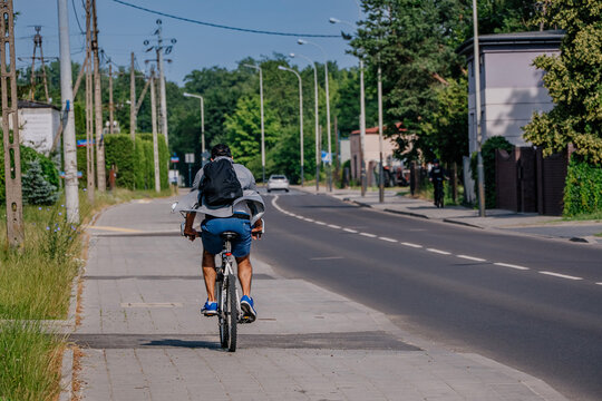 osoba jedzie rowerem