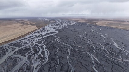 foto des de aire de un bonito rio en islandia