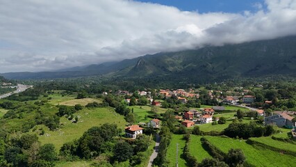 Peisaje de monta&ntilde;a con verde y arboles con un peque&ntilde;a aldea 