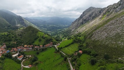 Peisaje de monta&ntilde;as  verde y arboles en Asturias