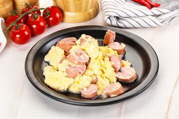 Healthly breakfast with scamble and sausages