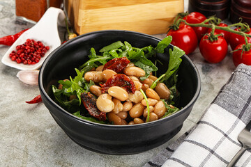 White canned beans with arugula and dry tomatoes