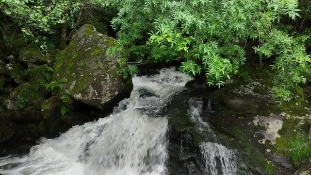 Fervenza do Cachon en pleno verano a vista de drone
