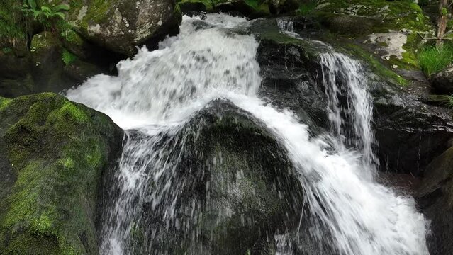 Fervenza do Cachon en pleno verano a vista de drone
