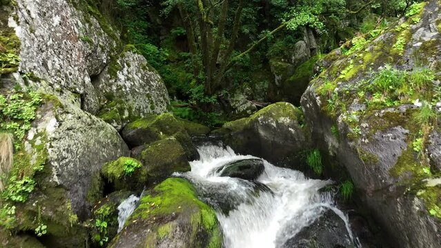 Fervenza do Cachon en pleno verano a vista de drone