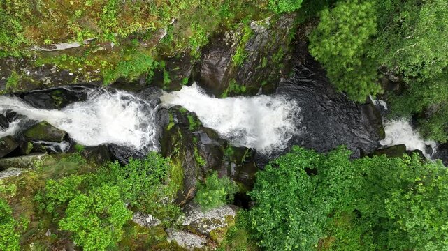 Fervenza do Cachon en pleno verano a vista de drone