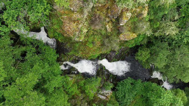 Fervenza do Cachon en pleno verano a vista de drone