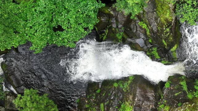 Fervenza do Cachon en pleno verano a vista de drone