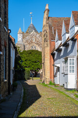 Fototapeta premium Straße mit alten Häusern und Blick auf St. Mary`s Church in Rye, East Sussex, England