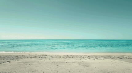 Obraz premium Copy space with empty beach and sea in the background