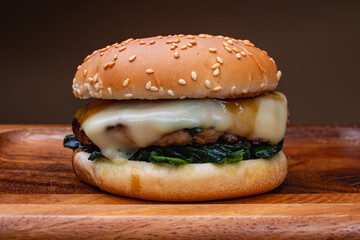 チーズハンバーガー　バターほうれん草