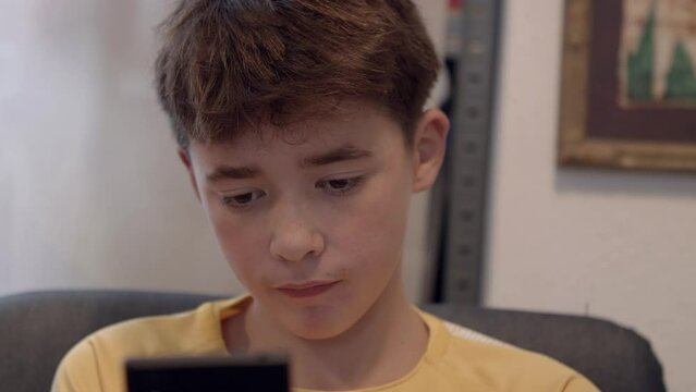 Adolescente mirando el m&oacute;vil Primer plano 