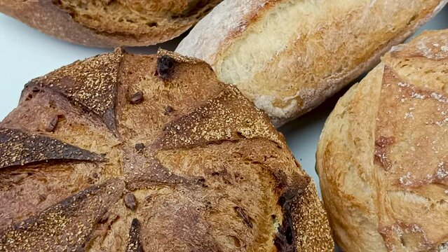 assortiment de pains, en gros plan, isol&eacute;s sur un fond blanc	