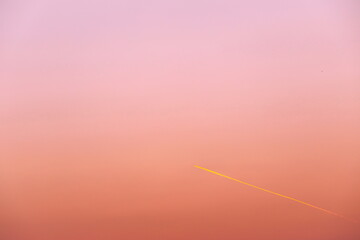 朝焼けと飛行機雲