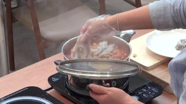 보글보글 끓는 매운탕에 들어가는 낙지