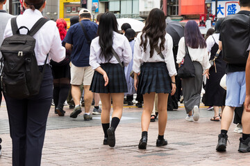 Obraz premium 渋谷駅前を歩く女子高生の後ろ姿