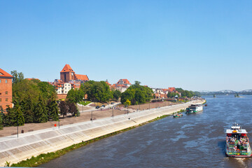 Widok z mostu na panoramę Torunia., Polska. Panorama of Torun, Poland © 123108 Aneta
