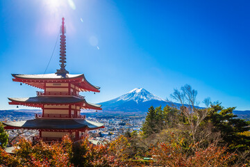 Chureito Red Pagoda is a five-story pagoda with a beautiful backdrop of Mount Fuji, a popular and famous place considered a symbol of Japan.