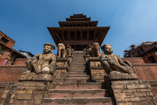 Stone steps and guarding statues at the main pagoda of Nyatapola Temple, UNESCO World Heritage Site, Bhaktapur, Kathmandu Valley, Nepal, Asia