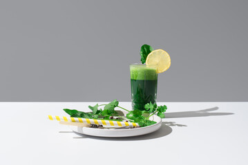 Jugo batido de espinacas adornado con una rodaja de limón
