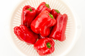 水切りザルに入った赤ピーマン